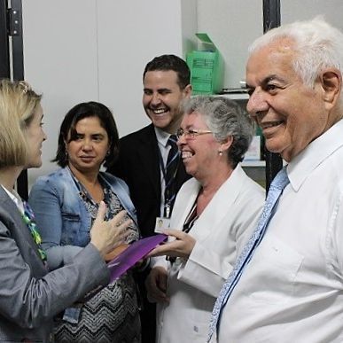 Cheryl Nixon is presented by Dr. Diego Menezes and Prof. Uchôa at Dras. Maria Nogueira and Edna Aragão