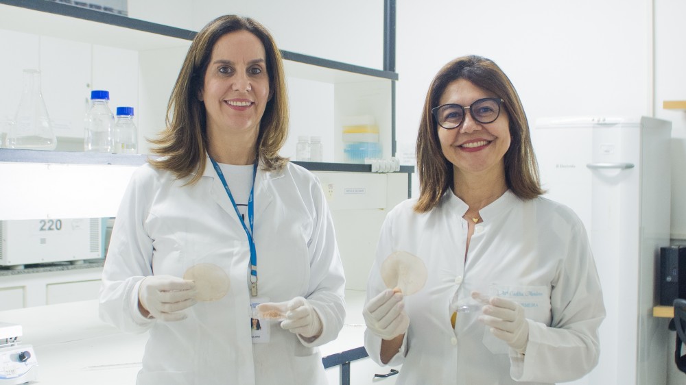 A Dra. Juliana Cordeiro Cardoso e Dra. Maria Cecília Mendonça, mostram a membrana cicatrizante inventada a partir da planta Barbatimão.  Foto: Comunicação ITP.