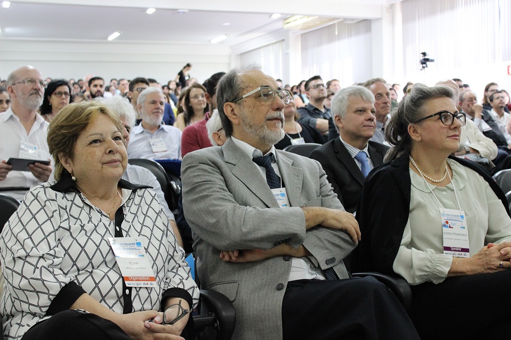Dra. Elina Caramão (à esquerda), Dr. Fernando Lanças e a Dra. Elena Statchenko, durante abertura do COLACRO XVII, em Aracaju